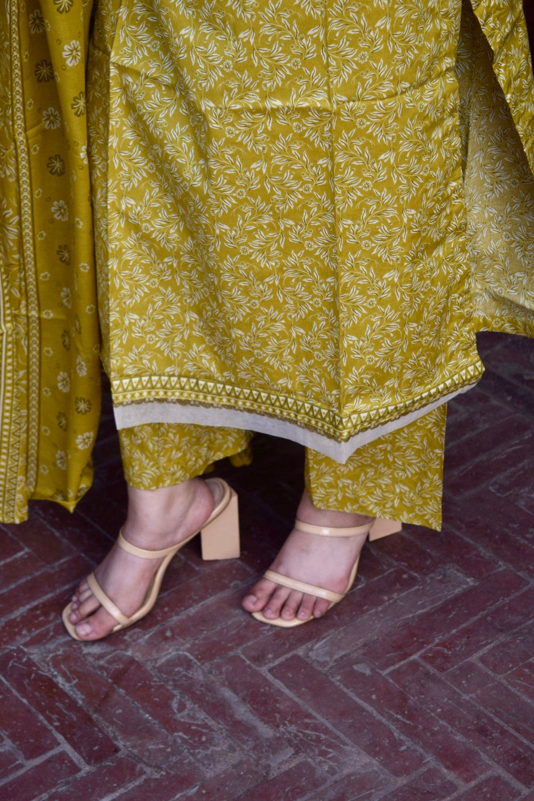 ZAREV – Mustard Blossom: Olive Mustard Floral Lawn 3-Piece Stitched Suit